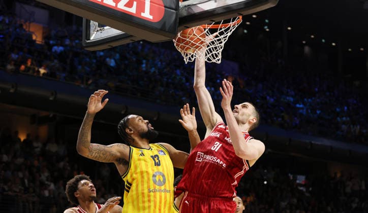 J Wan Roberts, Daniel Keppeler Zweikampf Spielszene Aktion Basketball BBL Bundesliga Herren Play Off Halbfinale 5.Spiel Saison 2025 2026 09.06.2026 ALBA Berlin vs BMA365 Bamberg Baskets