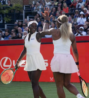 Tennis - HSBC Queen™s Club Championships - Women™s WTA, Tennis Damen 500 Tournament - Queen™s Club, London - Tuesday 9th June 2026 Women™s Doubles, First Round; Andy Murray Arena: Victoria Mboko (CAN) & Serena Williams (USA) vs. Nicole Melichar-Martinez (USA) & Erin Routliffe (NZL) Victoria Mboko (CAN) & Serena Williams (USA) celebrate winning the first set COLORSPORT ANDREW COWIE 