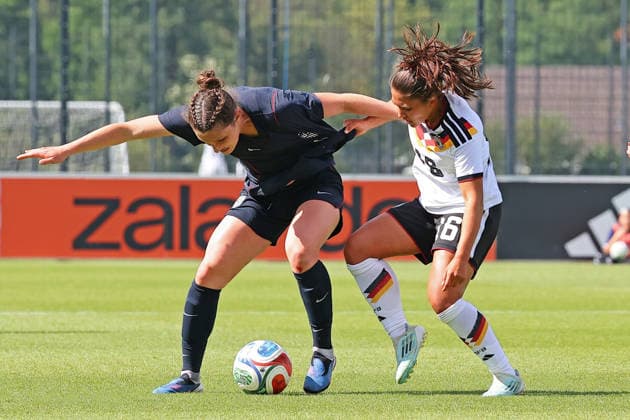 Frankfurt, Deutschland 09. Juni 2026: U19 Frauen Nationalmannschaft - 2026 - Testspiel - Deutschland gegen USA Im Bild: v. li. im Zweikampf Keira Kemmerley (USA) gegen Paula Rintzner (Deutschland). DFL DFB regulations prohibit any use of photographs as image sequences and or quasi-video DFB Campus Hessen