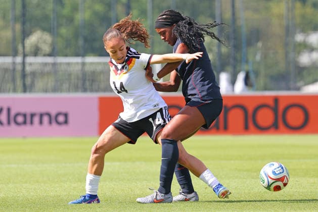 Frankfurt, Deutschland 09. Juni 2026: U19 Frauen Nationalmannschaft - 2026 - Testspiel - Deutschland gegen USA Im Bild: v. li. im Zweikampf Ela Demirbas (Deutschland) gegen Jaida McGrew (USA). DFL DFB regulations prohibit any use of photographs as image sequences and or quasi-video DFB Campus Hessen