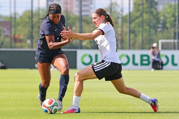 Frankfurt, Deutschland 09. Juni 2026: U19 Frauen Nationalmannschaft - 2026 - Testspiel - Deutschland gegen USA Im Bild: v. li. im Zweikampf Jaida McGrew (USA) gegen Leni Marie Eggert (Deutschland). DFL DFB regulations prohibit any use of photographs as image sequences and or quasi-video DFB Campus Hessen