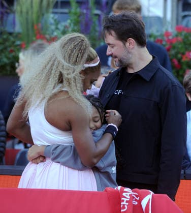 Tennis - HSBC Queen™s Club Championships - Women™s WTA, Tennis Damen 500 Tournament - Queen™s Club, London - Tuesday 9th June 2026 Women™s Doubles, First Round; Andy Murray Arena: Victoria Mboko (CAN) & Serena Williams (USA) vs. Nicole Melichar-Martinez (USA) & Erin Routliffe (NZL) Big hugs from Serena Williams for her husband, Reddit with their 2 children, Alexis and Adira COLORSPORT ANDREW COWIE 