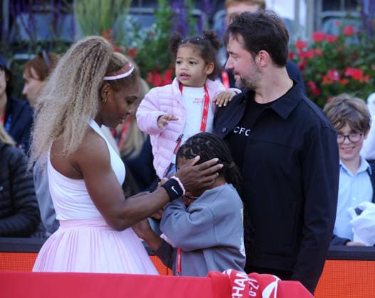 Tennis - HSBC Queen™s Club Championships - Women™s WTA, Tennis Damen 500 Tournament - Queen™s Club, London - Tuesday 9th June 2026 Women™s Doubles, First Round; Andy Murray Arena: Victoria Mboko (CAN) & Serena Williams (USA) vs. Nicole Melichar-Martinez (USA) & Erin Routliffe (NZL) Big hugs from Serena Williams for her husband, Reddit with their 2 children, Alexis and Adira COLORSPORT ANDREW COWIE 