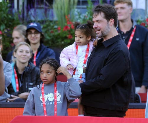 Tennis - HSBC Queen™s Club Championships - Women™s WTA, Tennis Damen 500 Tournament - Queen™s Club, London - Tuesday 9th June 2026 Women™s Doubles, First Round; Andy Murray Arena: Victoria Mboko (CAN) & Serena Williams (USA) vs. Nicole Melichar-Martinez (USA) & Erin Routliffe (NZL) Serena Williams with her husband, Reddit with their 2 children, Alexis and Adira COLORSPORT ANDREW COWIE 