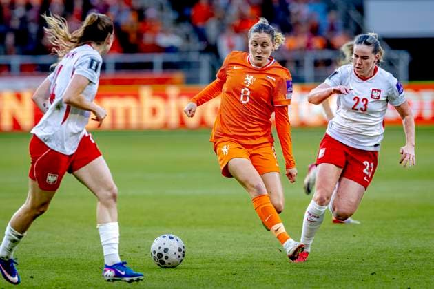 ALMELO - Netherlands player Wieke Kaptein, Poland player Adriana Achcinska during the World Cup Qualifiers at Asito Stadium on June 9, 2026 in Almelo, the Netherlands. (Photo by DeFodi Images) -