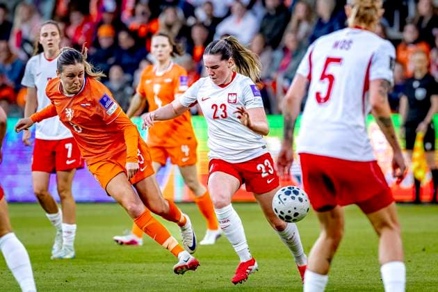 ALMELO - Netherlands player Wieke Kaptein, Poland player Adriana Achcinska during the World Cup Qualifiers at Asito Stadium on June 9, 2026 in Almelo, the Netherlands. (Photo by DeFodi Images) -
