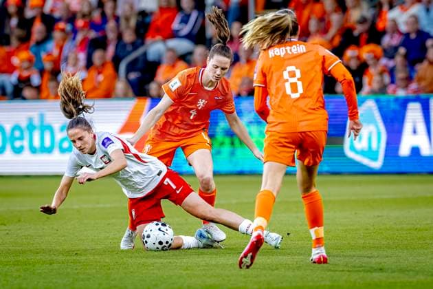 ALMELO - Poland player Patrycja Sarepata, Netherlands player Veerle Buurman during the World Cup Qualifiers at Asito Stadium on June 9, 2026 in Almelo, the Netherlands. (Photo by DeFodi Images) -