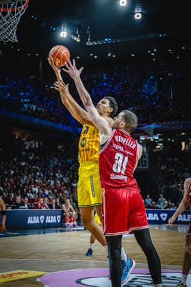 Basketball Berlin 019.06.2026 Saison 2025 2026 EasyCredit BBL 1. Bundesliga Männer, Herren Playoffs Halbfinale Spiel 5 Alba Berlin - BMA365 Bamberg Baskets Michael Rataj (Alba Berlin, No.21) Daniel Keppeler (Bamberg, No.31)