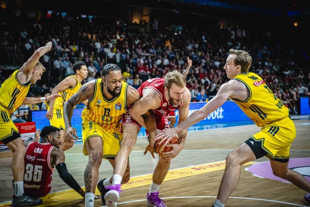 Basketball Berlin 019.06.2026 Saison 2025 2026 EasyCredit BBL 1. Bundesliga Männer, Herren Playoffs Halbfinale Spiel 5 Alba Berlin - BMA365 Bamberg Baskets Daniel Keppeler (Bamberg, No.31) Moses Wood (Alba Berlin, No.11)