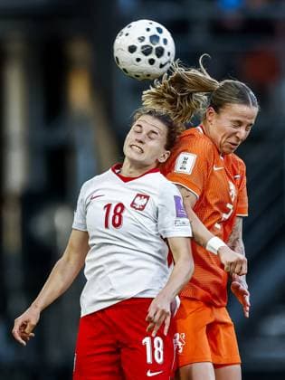 ALMELO - (lr) Nadia Krezyman of Poland, Lynn Wilms of The Netherlands during the World Cup qualifying match between the Netherlands (women) and Poland (women) at Erve Asito Stadium on June 9, 2026 in Almelo, the Netherlands. VINCENT JANNINK ANP FIFA Women s World Cup 2027 Qualifier 2026 xVIxANPxSportx xxANPxIVx 560593161 originalFilename: 560593161.jpg