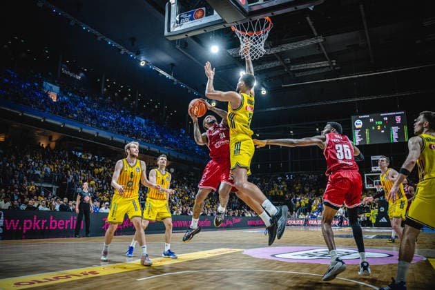 Basketball Berlin 019.06.2026 Saison 2025 2026 EasyCredit BBL 1. Bundesliga Männer, Herren Playoffs Halbfinale Spiel 5 Alba Berlin - BMA365 Bamberg Baskets Cobe Williams (Bamberg, No.24) Norris Agbakoko (Alba Berlin, No.17)