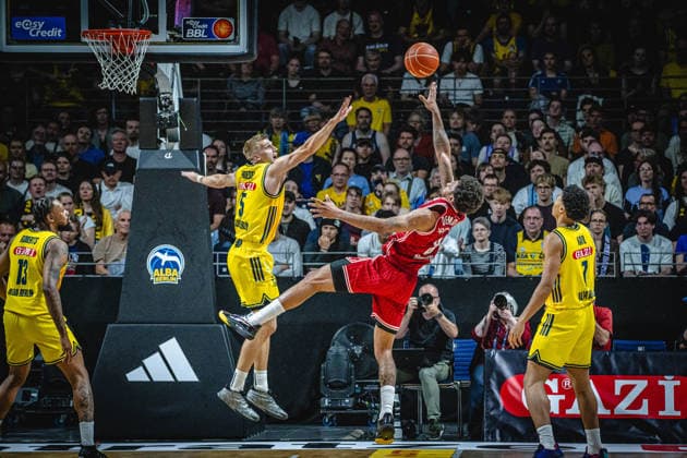 Basketball Berlin 019.06.2026 Saison 2025 2026 EasyCredit BBL 1. Bundesliga Männer, Herren Playoffs Halbfinale Spiel 5 Alba Berlin - BMA365 Bamberg Baskets Demarcus Demonia (Bamberg, No.08) Sam Griesel (Alba Berlin, No.05)