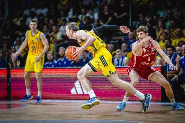 Basketball Berlin 019.06.2026 Saison 2025 2026 EasyCredit BBL 1. Bundesliga Männer, Herren Playoffs Halbfinale Spiel 5 Alba Berlin - BMA365 Bamberg Baskets Justin Bean (Alba Berlin, No.34) Richard Balint (Bamberg, No.11)