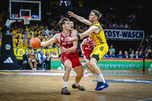 Basketball Berlin 019.06.2026 Saison 2025 2026 EasyCredit BBL 1. Bundesliga Männer, Herren Playoffs Halbfinale Spiel 5 Alba Berlin - BMA365 Bamberg Baskets Zachary Ensminger (Bamberg, No.01) Martin Hermannsson (Alba Berlin, No.15)