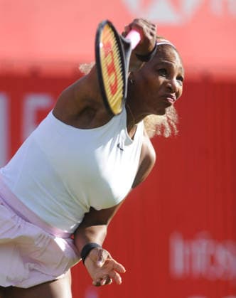Tennis - HSBC Queen™s Club Championships - Women™s WTA, Tennis Damen 500 Tournament - Queen™s Club, London - Tuesday 9th June 2026 Women™s Doubles, First Round; Andy Murray Arena: Victoria Mboko (CAN) & Serena Williams (USA) vs. Nicole Melichar-Martinez (USA) & Erin Routliffe (NZL) Serena Williams serves. COLORSPORT ANDREW COWIE 