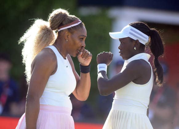 Tennis - HSBC Queen™s Club Championships - Women™s WTA, Tennis Damen 500 Tournament - Queen™s Club, London - Tuesday 9th June 2026 Women™s Doubles, First Round; Andy Murray Arena: Victoria Mboko (CAN) & Serena Williams (USA) vs. Nicole Melichar-Martinez (USA) & Erin Routliffe (NZL) Victoria Mboko (CAN) & Serena Williams (USA) talk between points COLORSPORT ANDREW COWIE 