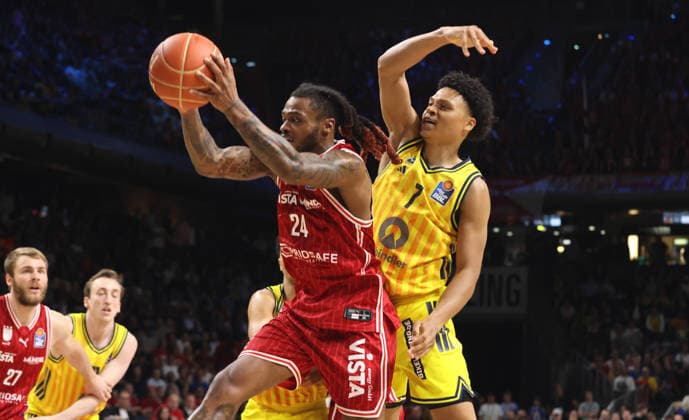 Cobe Williams am Ball, Jack Kayil Zweikampf Spielszene Aktion Basketball BBL Bundesliga Herren Play Off Halbfinale 5.Spiel Saison 2025 2026 09.06.2026 ALBA Berlin vs BMA365 Bamberg Baskets