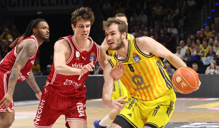 Richard Balint, Malte Delow am Ball Zweikampf Spielszene Aktion Basketball BBL Bundesliga Herren Play Off Halbfinale 5.Spiel Saison 2025 2026 09.06.2026 ALBA Berlin vs BMA365 Bamberg Baskets