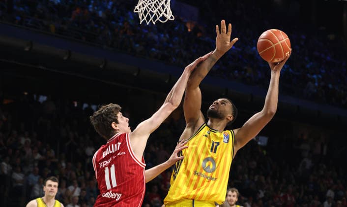 Richard Balint, J Wan Roberts am Ball Zweikampf Spielszene Aktion Basketball BBL Bundesliga Herren Play Off Halbfinale 5.Spiel Saison 2025 2026 09.06.2026 ALBA Berlin vs BMA365 Bamberg Baskets