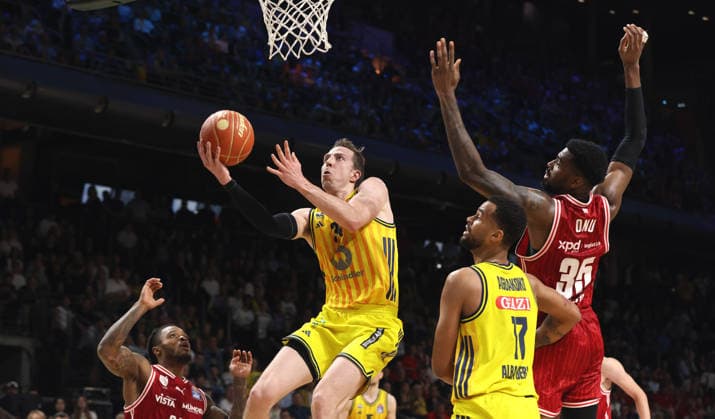 Cobe Williams, Justin Bean am Ball, Norris Agbakoko, Ejiofor Onu Zweikampf Spielszene Aktion Basketball BBL Bundesliga Herren Play Off Halbfinale 5.Spiel Saison 2025 2026 09.06.2026 ALBA Berlin vs BMA365 Bamberg Baskets
