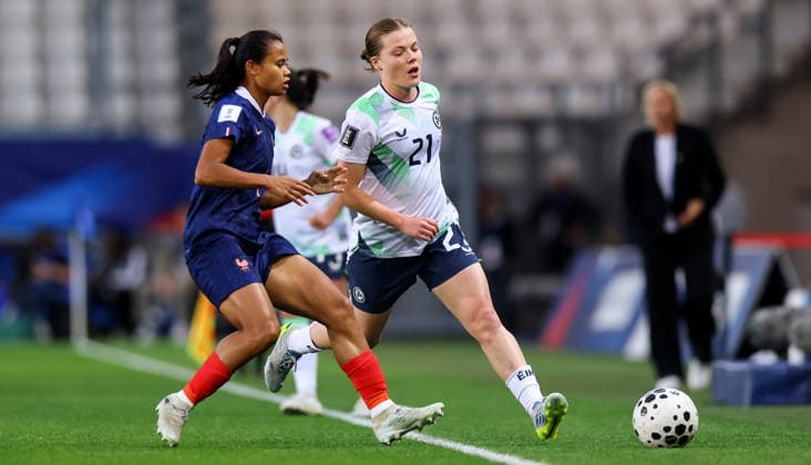 2027 FIFA Women s World Cup Qualifier, Stade des Alpes, Grenoble, France 9 6 2026 France vs Republic of Ireland Ireland s Emily Murphy with Alice Sombath of France Emily Murphy with Alice Sombath 9 6 2026  Copyright: x INPHO BenxBradyx BB3_9776