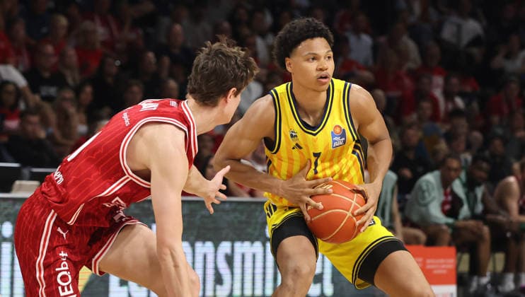 Richard Balint, Jack Kayil am Ball Zweikampf Spielszene Aktion Basketball BBL Bundesliga Herren Play Off Halbfinale 5.Spiel Saison 2025 2026 09.06.2026 ALBA Berlin vs BMA365 Bamberg Baskets