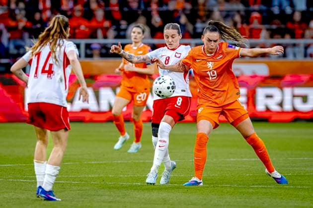 ALMELO - Poland player Ewelina Kamczyk, Netherlands player Romee Leuchter during the World Cup Qualifiers at Asito Stadium on June 9, 2026 in Almelo, Netherlands. (Photo by DeFodi Images) -