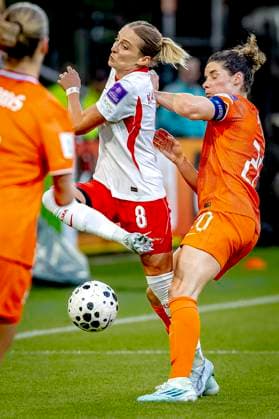 ALMELO - Poland player Ewelina Kamczyk, Netherlands player Dominique Janssen during the World Cup Qualifiers at Asito Stadium on June 9, 2026 in Almelo, Netherlands. (Photo by DeFodi Images) -