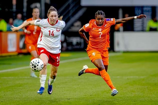 ALMELO - Poland player Jagoda Cyraniak, Netherlands player Lineth Beerensteyn during the World Cup Qualifiers at Asito Stadium on June 9, 2026 in Almelo, Netherlands. (Photo by DeFodi Images) -