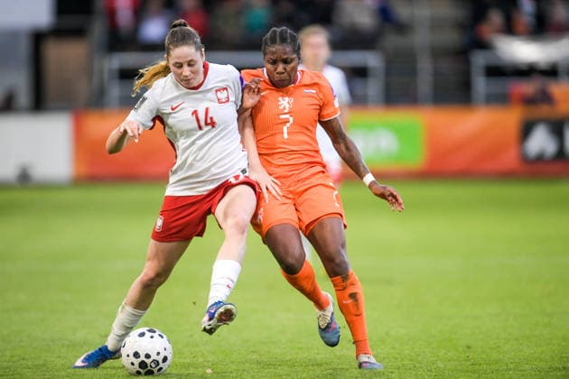 2026-06-09 The Netherlands v Poland - Women s World Cup Qualifier ALMELO, NETHERLANDS - JUNE 9: Jagoda Cyraniak of Poland, Lineth Beerensteyn of Netherlands during the Women s World Cup Qualifier match between The Netherlands and Poland at Asito Stadion on June 9, 2026 in Almelo, Netherlands. Almelo Asito Stadion Netherlands Content not available for redistribution in The Netherlands directly or indirectly through any third parties. Copyright: xDennisxBresserx