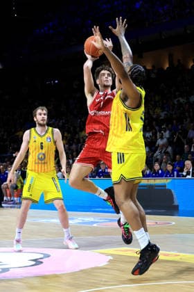 DEU, easyCredit BBL, ALBA vs. Bamberg, 09.06.2026, Max-Schmeling-Halle, Berlin, DEU, easyCredit BBL, ALBA vs. Bamberg, im Bild J Wan Roberts (ALBA Berlin 13), Zachary Ensminger (Bamberg 1)