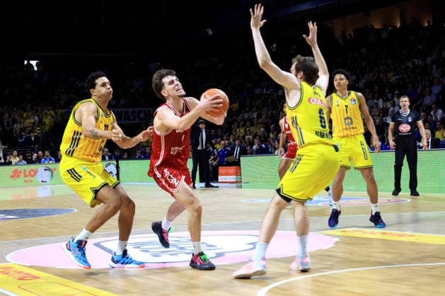 DEU, easyCredit BBL, ALBA vs. Bamberg, 09.06.2026, Max-Schmeling-Halle, Berlin, DEU, easyCredit BBL, ALBA vs. Bamberg, im Bild Michael Rataj (ALBA Berlin 21), MALTE DELOW (ALBA Berlin 6). Zachary Ensminger (Bamberg 1)
