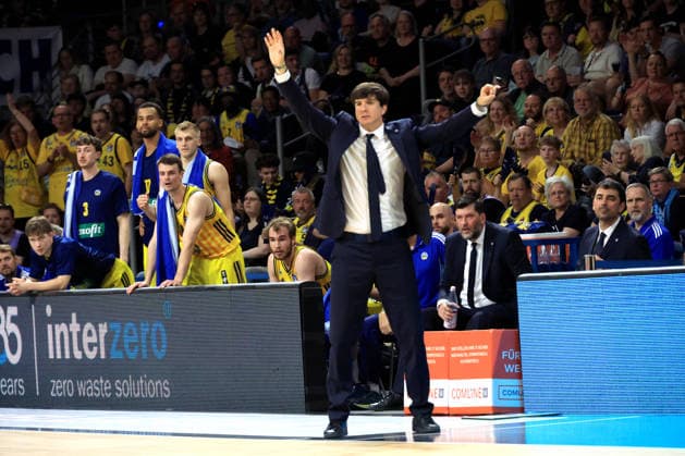 DEU, easyCredit BBL, ALBA vs. Bamberg, 09.06.2026, Max-Schmeling-Halle, Berlin, DEU, easyCredit BBL, ALBA vs. Bamberg, im Bild CHEFTRAINER Pedro Calles (ALBA Berlin), ALBA-Spielerbank