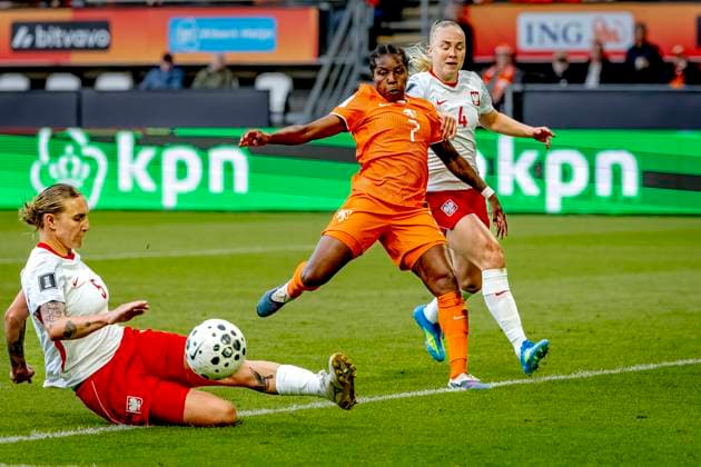 ALMELO - p , Netherlands player Lineth Beerensteyn, Poland player Pauline Dudek during the World Cup Qualifiers at Asito Stadium on June 9, 2026 in Almelo, Netherlands. (Photo by DeFodi Images) -