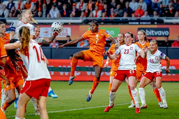 ALMELO - Poland player Pauline Dudek, Netherlands player Lineth Beerensteyn during the World Cup Qualifiers at Asito Stadium on June 9, 2026 in Almelo, the Netherlands. (Photo by DeFodi Images) -