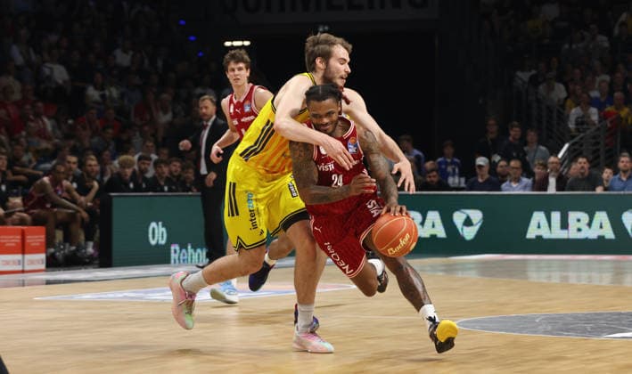 Malte Delow, Cobe Williams am Ball Zweikampf Spielszene Aktion Basketball BBL Bundesliga Herren Play Off Halbfinale 5.Spiel Saison 2025 2026 09.06.2026 ALBA Berlin vs BMA365 Bamberg Baskets