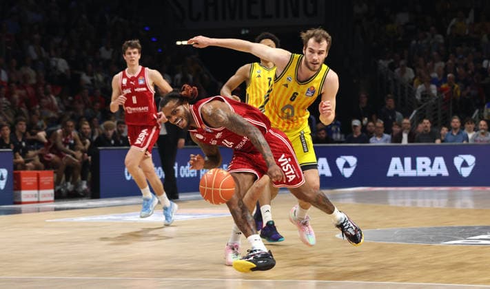 Malte Delow, Cobe Williams am Ball Zweikampf Spielszene Aktion Basketball BBL Bundesliga Herren Play Off Halbfinale 5.Spiel Saison 2025 2026 09.06.2026 ALBA Berlin vs BMA365 Bamberg Baskets