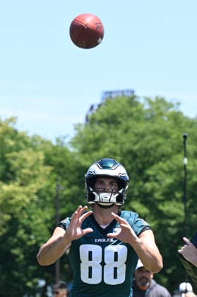 PHILADELPHIA, PA - JUNE 09: Philadelphia Eagles tight end Dallas Goedert 88 catches the ball during the Philadelphia Eagles off season minicamp on June 9th, 2026 at the Jefferson Health Training Complex in Philadelphia, PA. (Photo by Terence Lewis Icon Sportswire) NFL, American Football Herren, USA JUN 09 Philadelphia Eagles Minicamp EDITORIAL USE ONLY Icon260609002