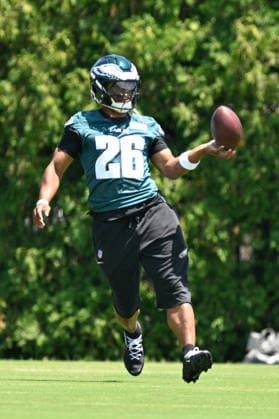 PHILADELPHIA, PA - JUNE 09: Philadelphia Eagles running back Saquon Barkley 26 flips the ball during the Philadelphia Eagles off season minicamp on June 9th, 2026 at the Jefferson Health Training Complex in Philadelphia, PA. (Photo by Terence Lewis Icon Sportswire) NFL, American Football Herren, USA JUN 09 Philadelphia Eagles Minicamp EDITORIAL USE ONLY Icon260609022