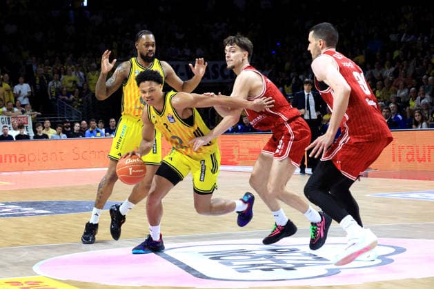 DEU, easyCredit BBL, ALBA vs. Bamberg, 09.06.2026, Max-Schmeling-Halle, Berlin, DEU, easyCredit BBL, ALBA vs. Bamberg, im Bild Jack Kayil( ALBA Berlin 7), J Wan Roberts (ALBA Berlin 13), Zachary Ensminger (Bamberg 1), Ejifor Onu (Bamberg 35)