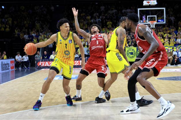 DEU, easyCredit BBL, ALBA vs. Bamberg, 09.06.2026, Max-Schmeling-Halle, Berlin, DEU, easyCredit BBL, ALBA vs. Bamberg, im Bild Jack Kayil( ALBA Berlin 7), J Wan Roberts (ALBA Berlin 13), Demarcus Demonia (Bamberg 8), Ejifor Onu (Bamberg 35)
