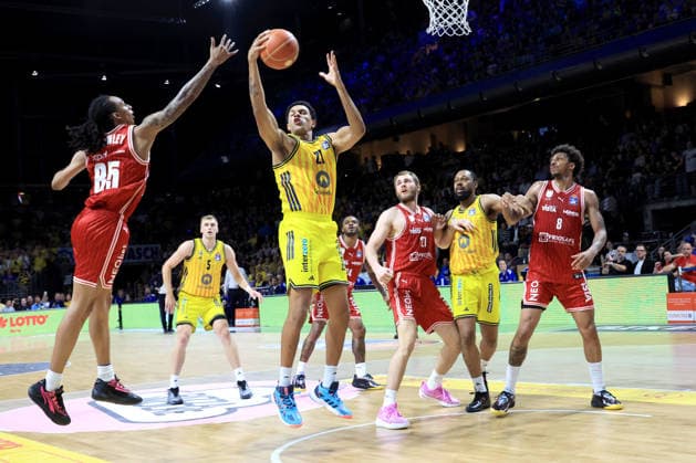 DEU, easyCredit BBL, ALBA vs. Bamberg, 09.06.2026, Max-Schmeling-Halle, Berlin, DEU, easyCredit BBL, ALBA vs. Bamberg, im Bild Michael Rataj (ALBA Berlin 21),, Austin Crowley (Bamberg 85)