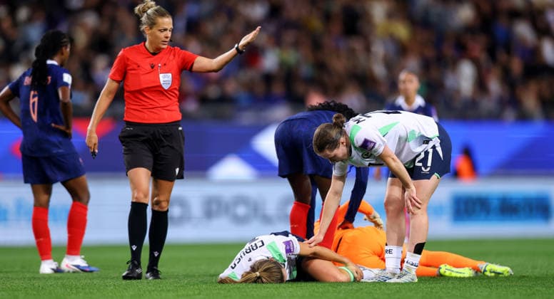 2027 FIFA Women s World Cup Qualifier, Stade des Alpes, Grenoble, France 9 6 2026 France vs Republic of Ireland Ireland s Emily Murphy checks on Kyra Carusa Emily Murphy checks on Kyra Carusa 9 6 2026  Copyright: x INPHO BenxBradyx BB3_0676