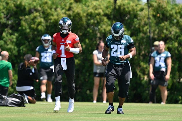 PHILADELPHIA, PA - JUNE 09: Philadelphia Eagles quarterback Jalen Hurts 1 and Philadelphia Eagles running back Saquon Barkley 26 are shown during the Philadelphia Eagles off season minicamp on June 9th, 2026 at the Jefferson Health Training Complex in Philadelphia, PA. (Photo by Terence Lewis Icon Sportswire) NFL, American Football Herren, USA JUN 09 Philadelphia Eagles Minicamp EDITORIAL USE ONLY Icon260609037