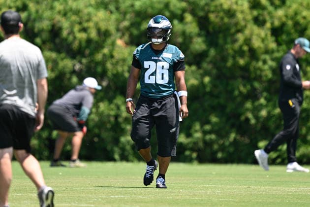 PHILADELPHIA, PA - JUNE 09: Philadelphia Eagles running back Saquon Barkley 26 looks on during the Philadelphia Eagles off season minicamp on June 9th, 2026 at the Jefferson Health Training Complex in Philadelphia, PA. (Photo by Terence Lewis Icon Sportswire) NFL, American Football Herren, USA JUN 09 Philadelphia Eagles Minicamp EDITORIAL USE ONLY Icon260609038