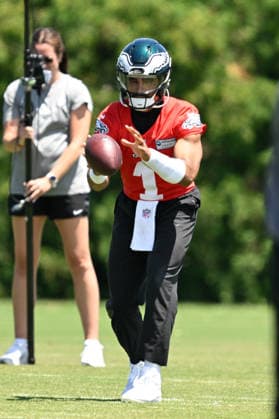 PHILADELPHIA, PA - JUNE 09: Philadelphia Eagles quarterback Jalen Hurts 1 looks to throw during the Philadelphia Eagles off season minicamp on June 9th, 2026 at the Jefferson Health Training Complex in Philadelphia, PA. (Photo by Terence Lewis Icon Sportswire) NFL, American Football Herren, USA JUN 09 Philadelphia Eagles Minicamp EDITORIAL USE ONLY Icon260609042
