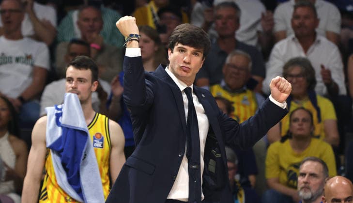 Trainer Pedro Calles jubelt nach Spielende Freude Emotion Basketball BBL Bundesliga Herren Play Off Halbfinale 5.Spiel Saison 2025 2026 09.06.2026 ALBA Berlin vs BMA365 Bamberg Baskets
