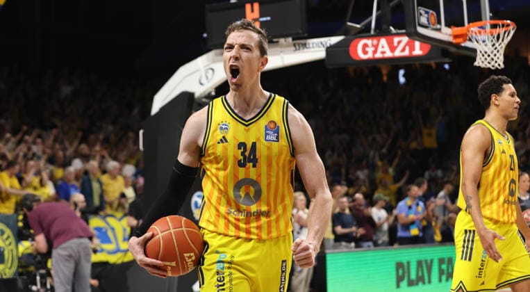 Justin Bean jubelt nach Spielende Freude Emotion Basketball BBL Bundesliga Herren Play Off Halbfinale 5.Spiel Saison 2025 2026 09.06.2026 ALBA Berlin vs BMA365 Bamberg Baskets