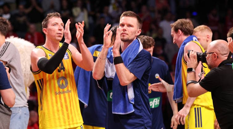Justin Bean, Martin Hermannsson jubelt nach Spielende Freude Emotion Basketball BBL Bundesliga Herren Play Off Halbfinale 5.Spiel Saison 2025 2026 09.06.2026 ALBA Berlin vs BMA365 Bamberg Baskets
