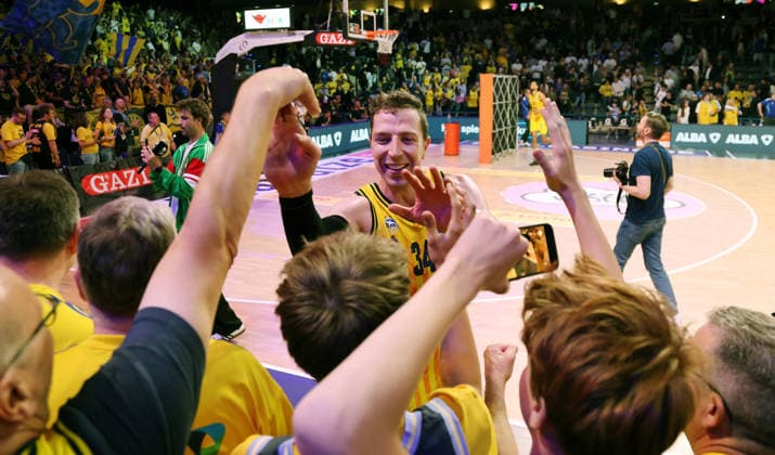 Justin Bean jubelt nach Spielende mit den Fans Freude Emotion Basketball BBL Bundesliga Herren Play Off Halbfinale 5.Spiel Saison 2025 2026 09.06.2026 ALBA Berlin vs BMA365 Bamberg Baskets